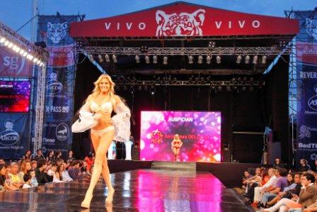 Noche de mega desfile en Expo Tigre 2012