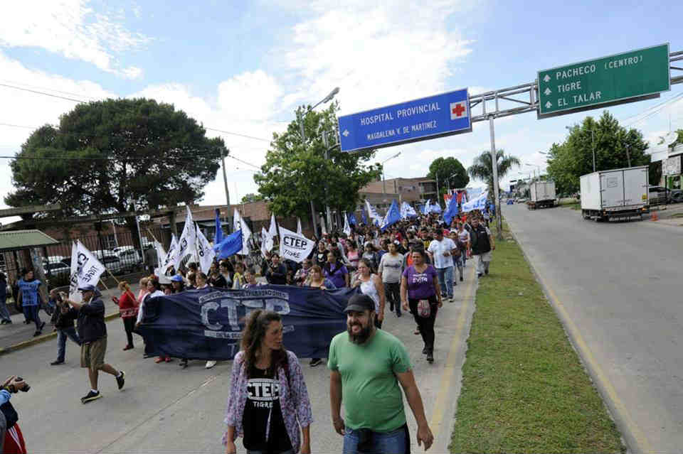 Cientos de manifestantes marcharon sobre la Ruta 197 hasta el hospital de Pacheco para darle un abrazo simbólico bajo la consigna “el hospital de Pacheco está en terapia intensiva”.
