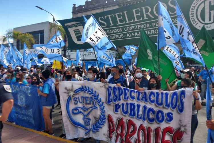 Empleados del Parque de La costa marcharon a la municipalidad de Tigre