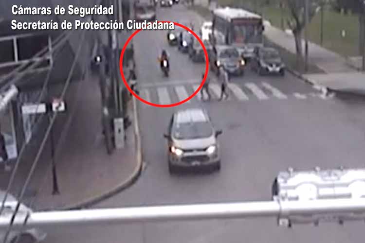 Un motociclista embistió a una joven en Tigre y huyó del lugar