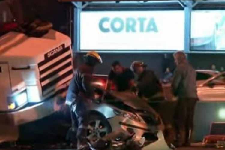 camión pierde contenedor y aplasta varios autos en Panamericana