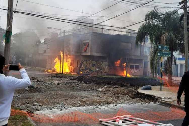 Explosión por ruptura de caño de gas en San Martín: una casa incendiada y dos heridos