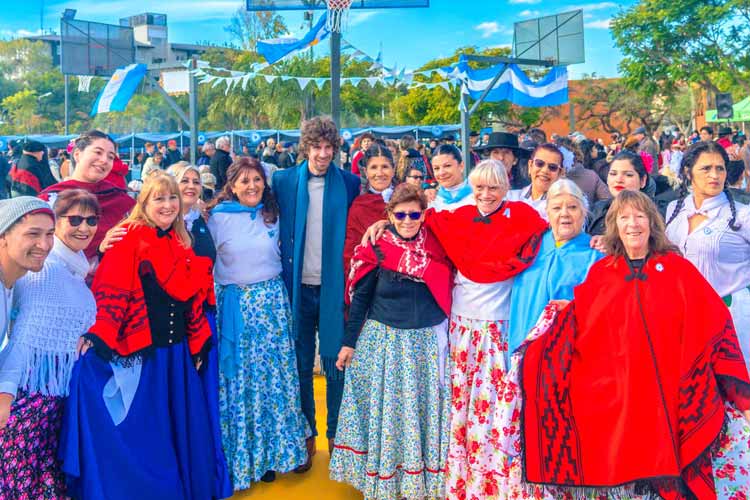 Andreotti encabezó la celebración del Día de la Patria en San Fernando con el cierre de “Los Carabajal”.