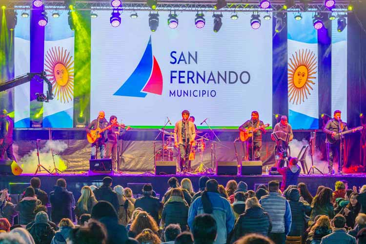 Andreotti encabezó la celebración del Día de la Patria en San Fernando con el cierre de Los Carabajal