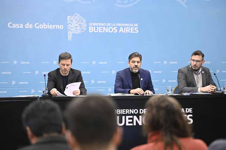  el ministro de Gobierno en la conferencia de prensa de este lunes junto al ministro de Producción, Ciencia e Innovación Tecnológica, Augusto Costa, y el presidente del Banco Provincia, Juan Cuattromo. 