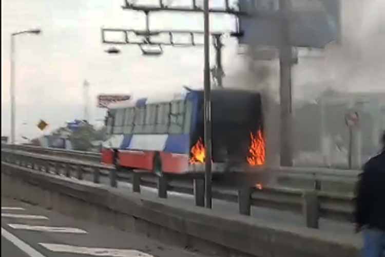El incendio de un colectivo en Panamericana genera retrasos en la salida hacia Thames