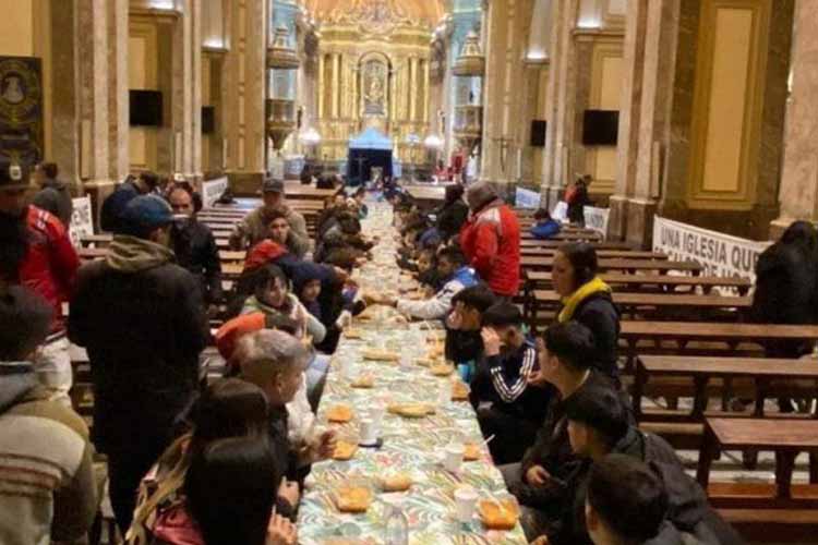 La catedral de Buenos Aires brinda asistencia alimentaria en plena crisis social