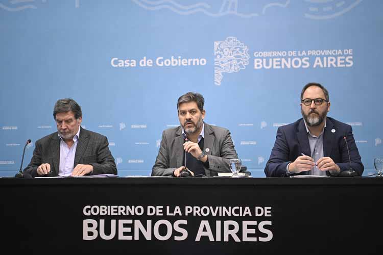 Carlos Bianco encabezó una conferencia de prensa junto a Alberto Sileoni y Gastón Ghioni