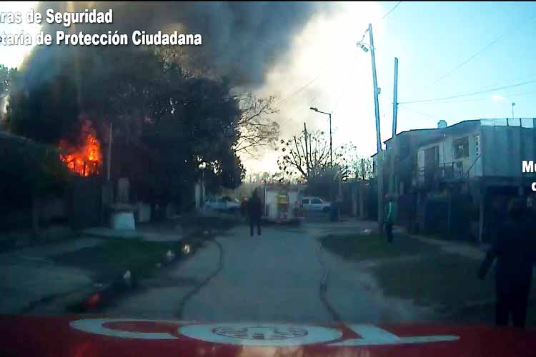 Video: Controlan rápidamente un incendio en un galpón en Rincón de Milberg