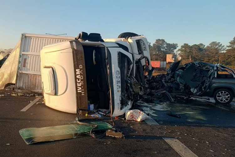 Choque fatal en Campana: un camión se cruza de mano y muere el conductor de una camioneta