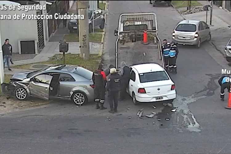 Accidente en General Pacheco: dos autos chocaron y uno impactó contra un semáforo