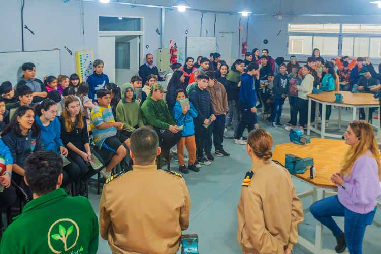 Exploración en el Delta: alumnos de San Fernando a bordo del Barco Laboratorio