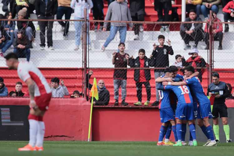 El equipo de Victoria se llevó un triunfo clave ante Huracán y cortó su invicto en el torneo.