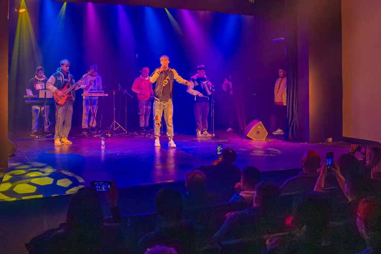 Kingto, la banda de cumbia de San Fernando, debutó en el Teatro Martinelli