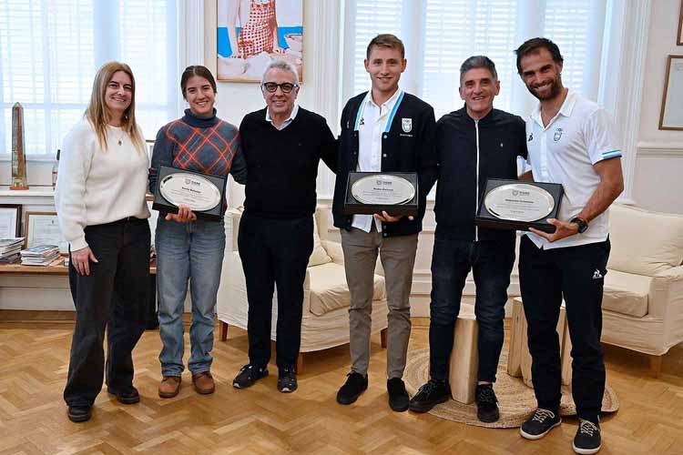 Los remeros tigrenses fueron reconocidos por Julio Zamora tras competir en los Juegos Olímpicos