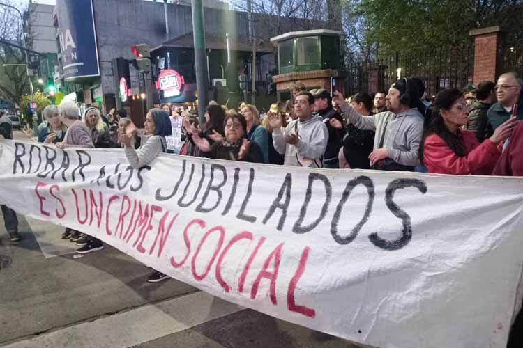 Jubilados marchan a la quinta de Olivos contra el asado de Milei a los diputados que vetaron la movilidad jubilatoria