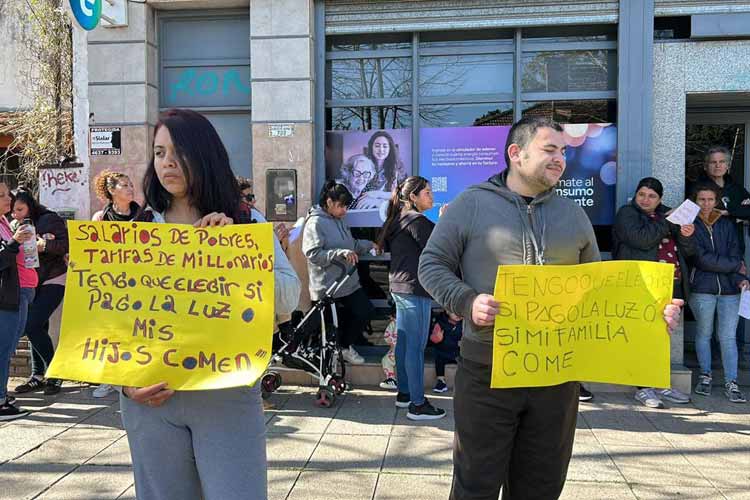 Vecinos indignados protestan en Edenor Pacheco por las tarifas de luz