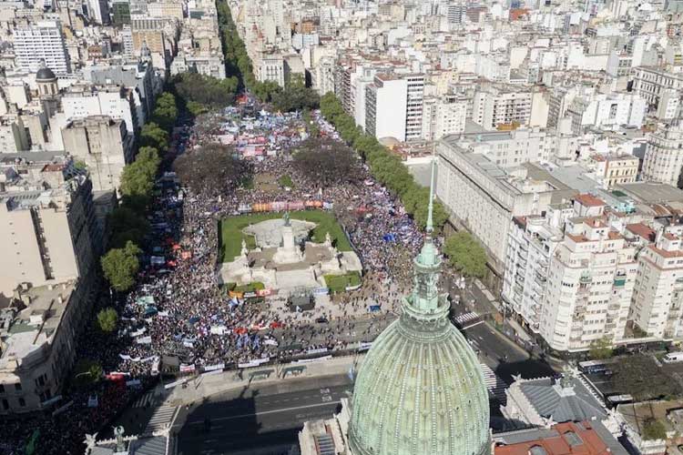 Masiva Marcha Federal Universitaria en Plaza del Congreso para exigir financiamiento y revisión del Presupuesto 2025