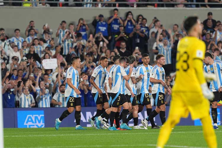 Argentina venció 6 a 0 a Bolivia con tres goles de Messi y lidera las Eliminatorias