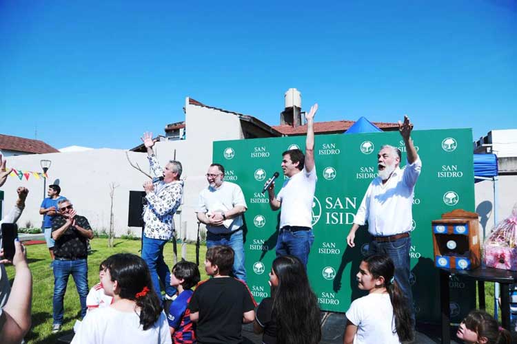 Vecinos y Ramón Lanús celebraron la apertura de la Plaza Olazábal