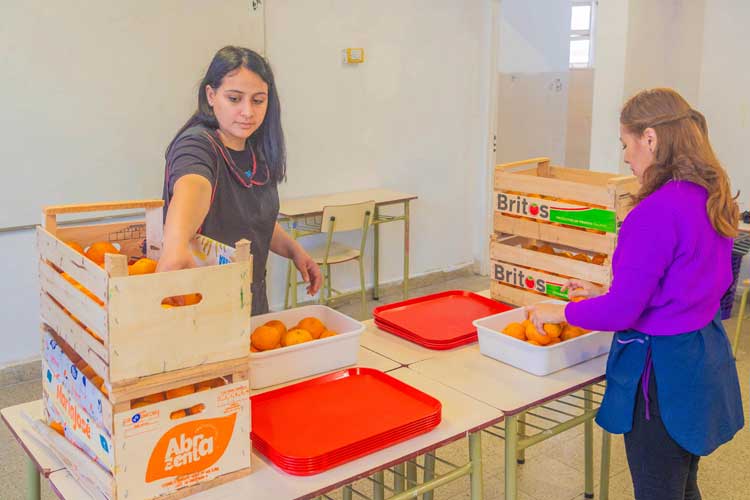 San Fernando refuerza el servicio alimentario en escuelas secundarias con frutas frescas