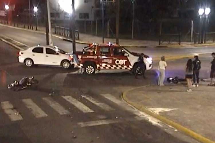 Impactante choque entre una moto y un auto en Tigre: fue captado por cámaras de seguridad