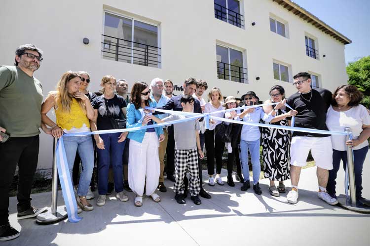 Kicillof y Andreotti entregaron viviendas y equipamiento de salud en San Fernando