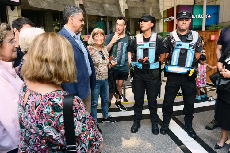 La Policía de la Ciudad refuerza la seguridad en zonas comerciales con armas de baja letalidad