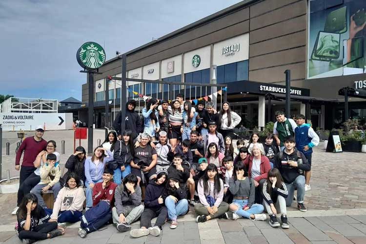 Más de 300 niños y adolescentes de Tigre cerraron el año con una jornada en el cine de Nordelta