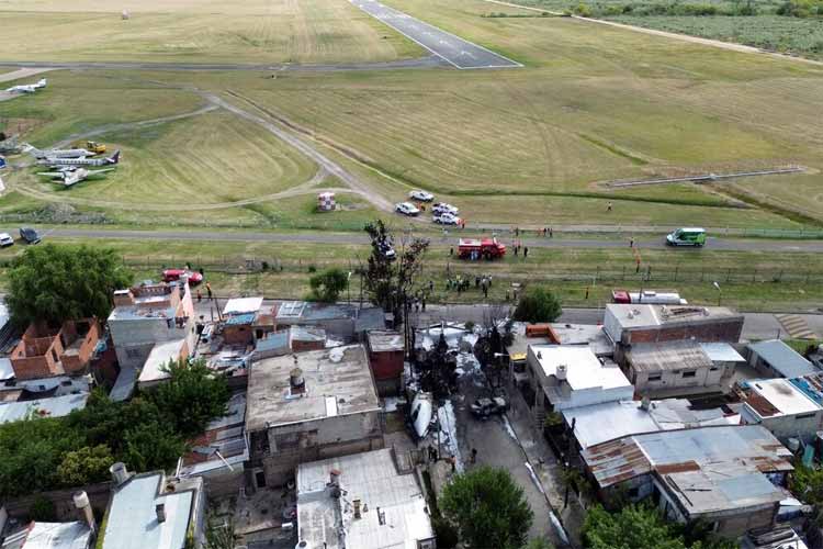 El despiste de un avión provoca un incendio en San Fernando ()