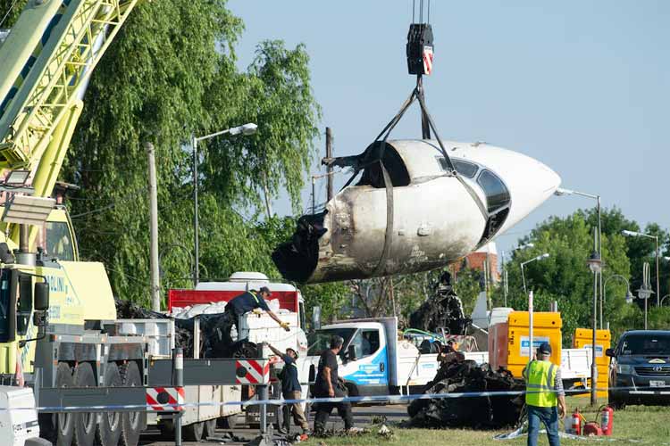 Trasladaron los restos del avión estrellado en San Fernando mientras avanza la causa judicial