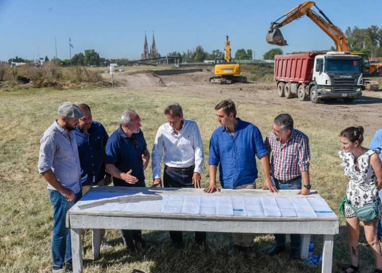 Katopodis recorrió las obras de ampliación del cauce del Río Luján.