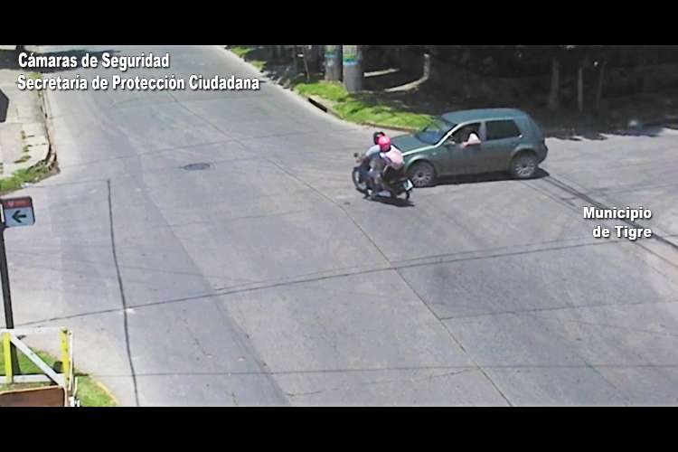 Fuerte accidente entre auto y moto en Tigre Centro