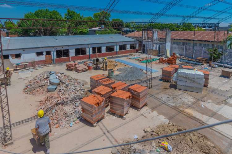 Juan Andreotti recorrió el avance de las obras de las escuelas que se renuevan este verano.