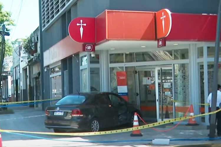 Un auto cruzó en rojo y chocó con una patrulla en Vicente López: Terminó a metros de un banco