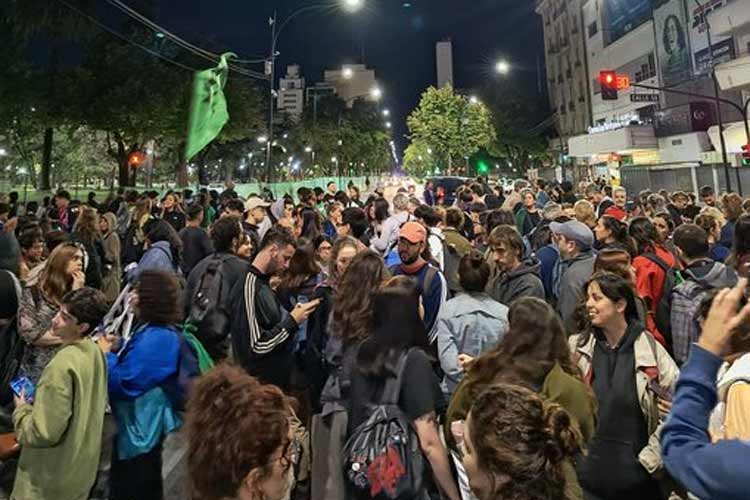 Cacerolazo masivo por la represión a manifestantes y la violencia policial